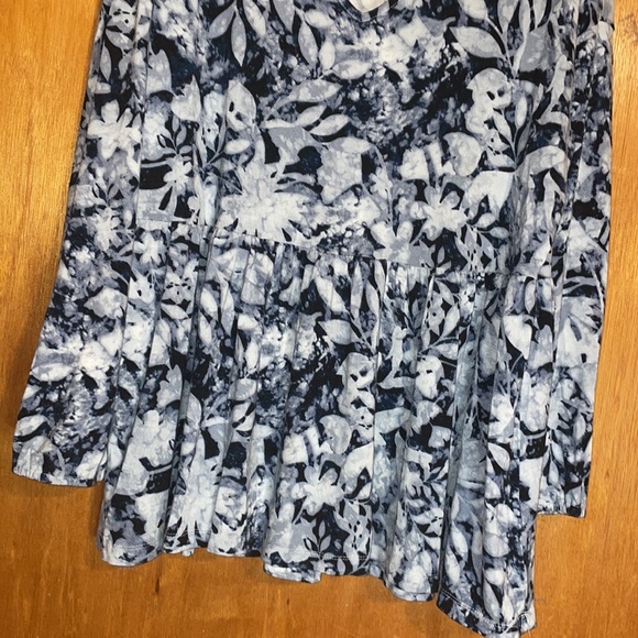 •CUPIO•BLUE FLORAL PEPLUM V-NECK LONG SLLEVE VISCOSE/SPANDEX BLOUSE. SIZE LARGE - Picture 7 of 9